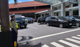 Jaga Kelancaran Drop Zone, Polisi Atur Lalu Lintas di Terminal Domestik Bandara Ngurah Rai