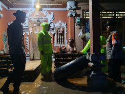 Sat Brimobda Bali Evakuasi Warga Terdampak Banjir di Desa Melaya Jembrana