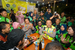 Ngopi Bareng Kakorlantas Polri, Driver Ojol Surabaya Diajak Jadi Pelopor Tertib Lalu Lintas