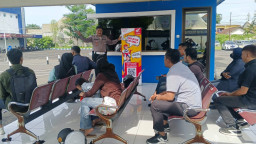 Ujian Praktek Roda 2 Mengemudi, Satpas SIM Colombo Surabaya, Dampingi Pemohon dengan Humanis