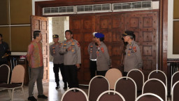 Kapolresta Denpasar Sambangi Gereja GBI Rock Lembah Pujian, Cek Kesiapan Pengamanan Jelang Nataru 2025 - 2026
