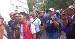 Puluhan Wartawan di Surabaya Geruduk Kantor Satpol PP, Tuntut Keadilan