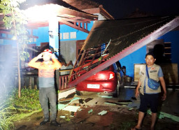 Hujan Deras dan Puting Beliung Lumpuhkan Jalur Pantura Sampang, BPBD Bergerak Cepat