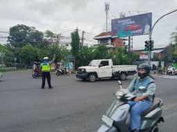 Ops Lilin Agung 2025, Satgas Preventif Polresta Denpasar Atensi Kepadatan Lalin di Simpang By Pass Ngurah Rai–Waribang