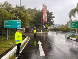 Arus Lalu Lintas Jalur Bandara Ngurah Rai Masih Lancar, 16 Personel Lantas dan Instansi Terkait Siaga di Pos Terpadu