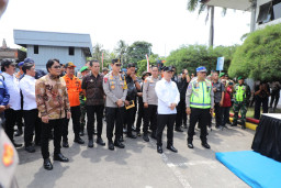 Kapolda Bali Dampingi Menteri Perhubungan dan Kakorlantas Tinjau Pengamanan Angkutan Nataru di Pelabuhan Gilimanuk