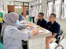 Pemeriksaan Kesehatan Berupa Cek HIV Gunakan Rapid Test Bagi Warga Binaan Baru di Lapas Narkotika Kelas IIA Pamekasan