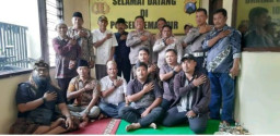 Berawal Tegang Berakhir Haru, Kejutan Warga dan Anggota untuk Kapolsek Semampir