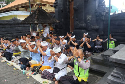 Polres Bandara Ngurah Rai Gelar Sembahyang Bersama Tutup Tahun 2025
