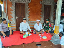 Dukung Kelancaran Upacara Piodalan, Babinsa Beringkit Belayu Laksanakan Pengamanan di Desa Binaan