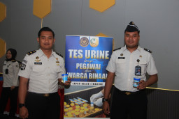 Dukung 15 Program Aksi Kemenimipas, Lapas Kelas I Madiun Gelar Tes Urine Pegawai dan Warga Binaan Secara Acak