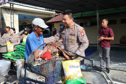 Polisi Peduli : Kapolres Mojokerto Kota Silaturahmi Salurkan Bantuan Sosial untuk Ojol dan Tukang Becak