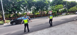 Polisi Siaga di Jalur Bandara, Arus Lalu Lintas Terpantau Lancar dan Kondusif