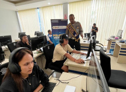 Petugas Satpas SIM Polresta Denpasar Beri Pelayanan dan Arahan kepada Pemohon SIM