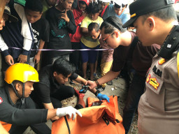 Warga Jalan Wonokusumo Jaya, Surabaya, Digegerkan Dengan Penemuan Mayat Pria Yang Tergeletak Bersimbah Darah