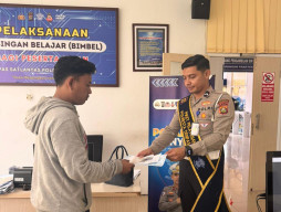Satpas SIM Polresta Denpasar Berikan Pelayanan Humanis, Pemohon Diberikan Arahan Secara Langsung