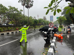 Diguyur Hujan, Satlantas Polres Bandara Ngurah Rai Tetap Siaga Jaga Kelancaran Arus Lalu Lintas