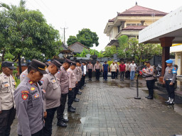 Kapolsek Dentim Ajak Personel Bekerja Ikhlas dan Disiplin dalam Apel Jam Pimpinan
