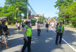 Polsek Dentim Bersama Pecalang Kawal Pecaruan Ida Ratu Pura Kawitan di Denpasar Timur