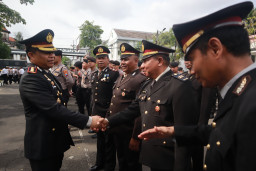 Kapolrestabes Surabaya Sematkan Satya Lencana Pengabdian dan Lantik Pejabat Kasatres PPA–PPO