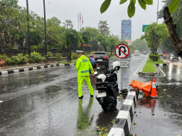 Hujan Guyur Kawasan Bandara, Satlantas Polres Ngurah Rai Tetap Siaga Jaga Kelancaran Lalin