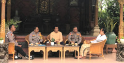 Sambang Kamtibmas ke Tokoh Adat, Kapolsek Dentim Ajak Wujudkan Nyepi Aman dan Kondusif