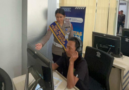 Personel Satpas SIM Polresta Denpasar Berikan Pendampingan Pemohon Saat Ujian Teori Berbasis Komputer