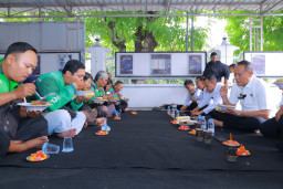Tutup Tahun dengan Kepedulian, Kakanwil Ditjenpas Jatim Gelar Bansos dan Makan Bersama Tukang Ojek di Lapas I Madiun