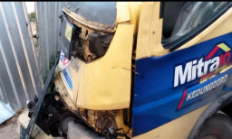 Diduga Mengantuk, Dua Truk Terlibat Tabrakan di Camplong Sampang