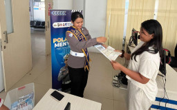 Pelayanan Humanis Satpas SIM Polresta Denpasar Berikan Informasi kepada Pemohon Saat Ujian Teori