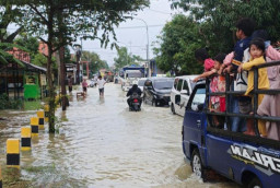 BPBD Sampang Tetapkan Status Siaga 2 Akibat Banjir Luapan, Jalur Raya Panggung Lumpuh