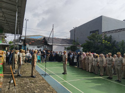 Lurah Kebon Bawang Wafat, Pemkot Jakarta Utara Gelar Upacara Pelepasan dan Pemakaman di TPU Rawa Terate