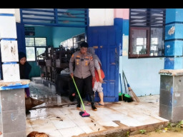 Bahu-Membahu Pasca Banjir: Kapolres Sampang Pimpin Aksi Bersih-Bersih di SMPN 6 Sampang