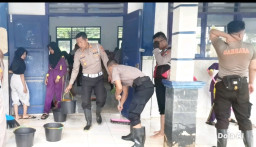Polres Sampang Bersihkan Fasilitas Pendidikan Pasca Banjir Luapan Sungai Kemuning