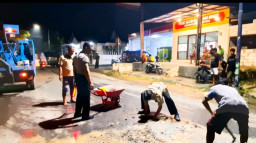 Aksi Responsif Ipda Syaifullah: Tambal Lubang Jalan di Jl. Imam Bonjol Demi Keselamatan Pengendara"