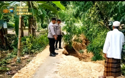 Akses Jalan Dusun Dubaja Terputus Akibat Longsor, Polsek Karang Penang Gerak Cepat Tinjau Lokasi