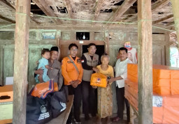BPBD Sampang Salurkan Bantuan Logistik untuk Dua Lansia Bersaudara di Desa Nyeloh