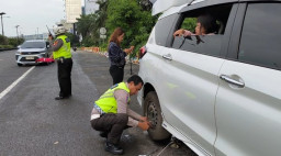 Sigap nya Satlantas Bandara Soetta Melakukan Pertolongan kepada Pengendara Mobil Yang Mengalami Pecah Ban. 