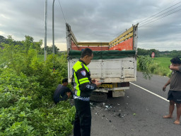 Kurang Fokus, Pengendara Motor PCX Tabrak Truk Mogok di JLS Sampang