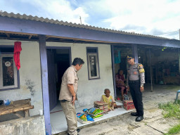 Kepedulian Tanpa Batas, Pamapta  SPKT Polres Sampang Ulurkan Bantuan untuk Lansia Kurang Mampu