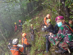 MENDAKI MEDAN TERJAL, PRAJURIT MARINIR CARI KORBAN PESAWAT JATUH DI PEGUNUNGAN MAROS