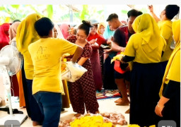 Peduli Sesama, Owner All Face Salurkan Bantuan Sembako bagi Lansia di Desa Kotah Jrengik