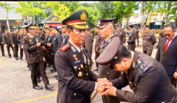 32 Tahun Mengabdi Tanpa Cacat, Sejumlah Anggota Polres Sampang Terima Satyalancana Pengabdian