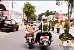 Aksi Humanis, Anggota Satlantas Polres Sampang Bantu Dorong dan Belikan BBM Motor Warga yang Mogok