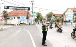 Pastikan Arus Pagi Lancar, Satlantas Polres Sampang Siaga di Titik Rawan Kemacetan