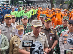Pemkot Jakarta Timur Tuntaskan Pembongkaran Bangunan di TPU Kebon Nanas. 