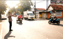 Polsek Sampang Kota Gelar Pengaturan Lalu Lintas Pagi, Pastikan Kelancaran Arus di Simpang Trunojoyo
