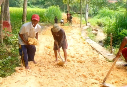 Perbaiki Jalan Secara Swadaya, Warga Dusun Laok Leke Apresiasi Dukungan Kasat Reskrim Polres Sampang