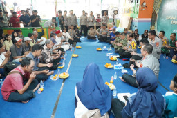 Pangdam Jaya dan Kapolda Metro Jaya Makan Siang Bersama Warga Kampung Sawah Balong