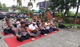 Rahina Purnama Kewulu, Personel Polsek Dentim Gelar Persembahyangan Bersama di Pura Kerti Buana